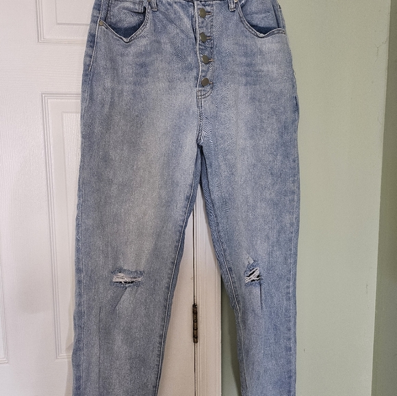 CQ by CQ NWT Romeo Ruffle Top Abound Button Fly Light Wash Distressed Jeans - Picture 4 of 10